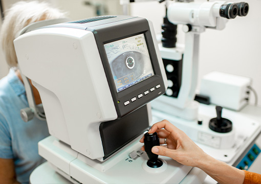 pre-test before eye exam with optometric assistant